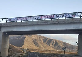Pancarta colocada por vecinos de Guatiza.