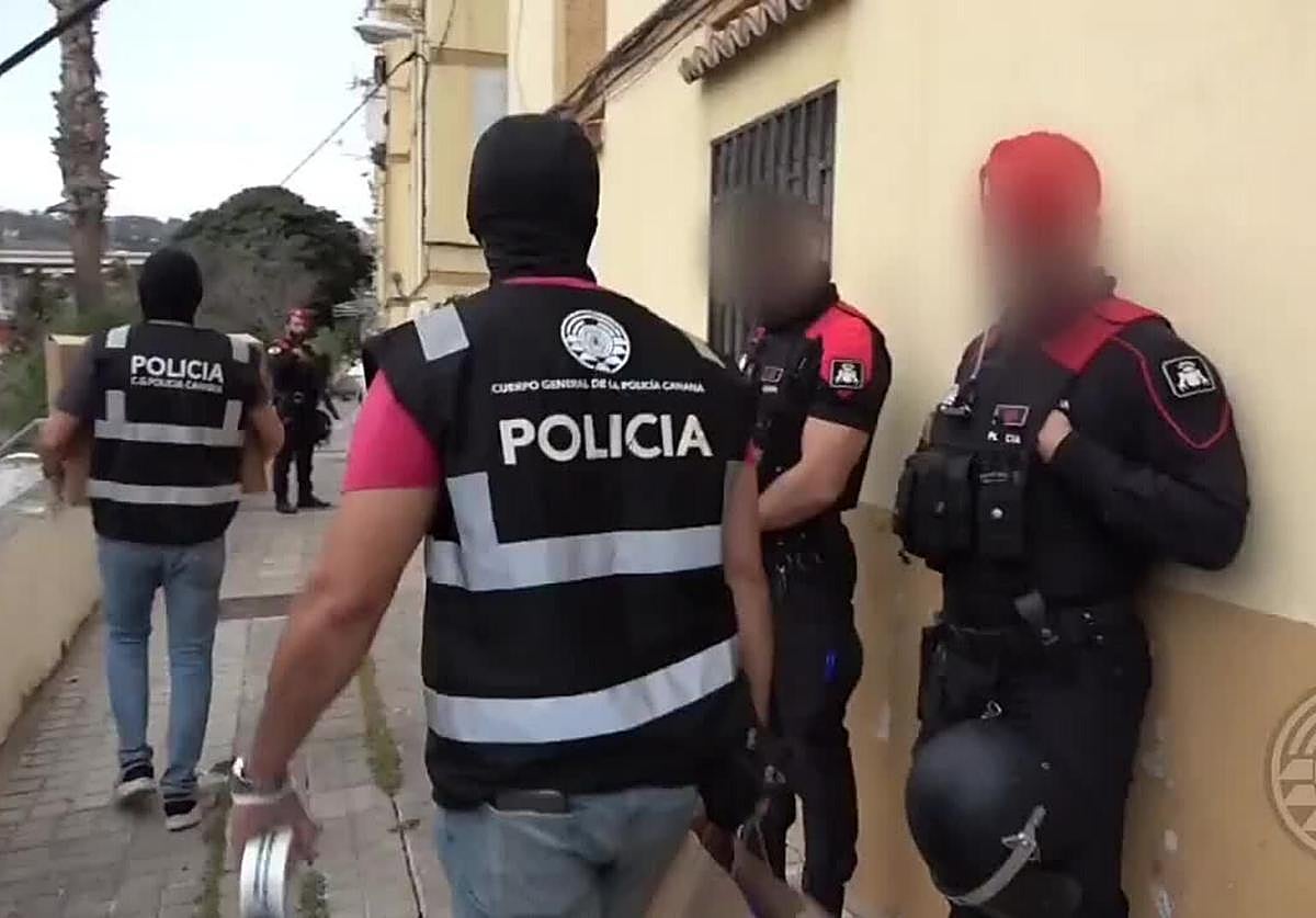 Agentes de la Policía Canaria realizan una entrada y registro en el inmueble de uno de los investigados.