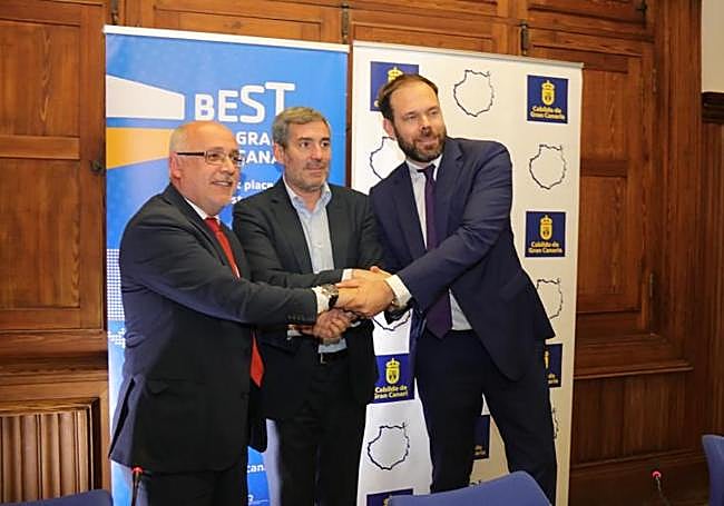 Imagen del acto de presentación de la cesión a la London School of Economics.