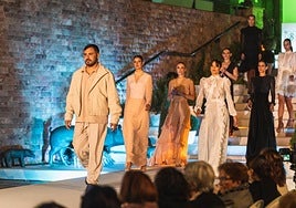 Un momento del desfile de Moda Calada en la plaza de la Candelaria.