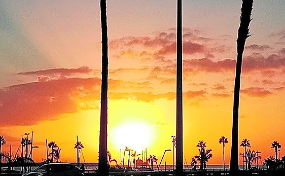 Amanecer desde la Avenida Marítima en Las Palmas de Gran Canaria.