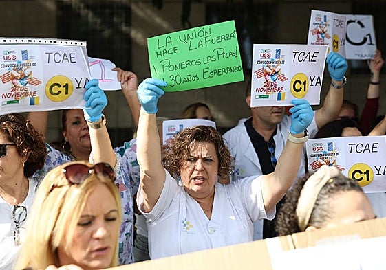 Auxiliares de enfermería concentradas ayer en la entrada del hospital Insular de Gran Canaria