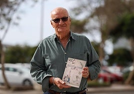 Pedro Franco posa con su libro en San Fernando de Maspalomas, donde reside.