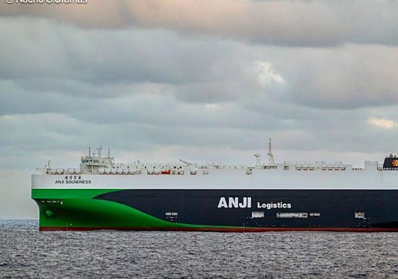 Imagen del buque en la bahía de Las Palmas.