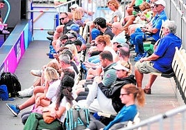 Imagen de la grada llena de espectadores en la pista de la avenida de la Playa de Las Canteras.