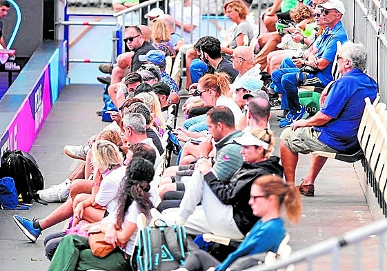 Imagen de la grada llena de espectadores en la pista de la avenida de la Playa de Las Canteras.