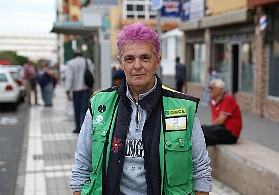 Marimar Izquierdo posa junto a su puesto en la Calzada Lateral del Norte, en su barrio de Miller Bajo.