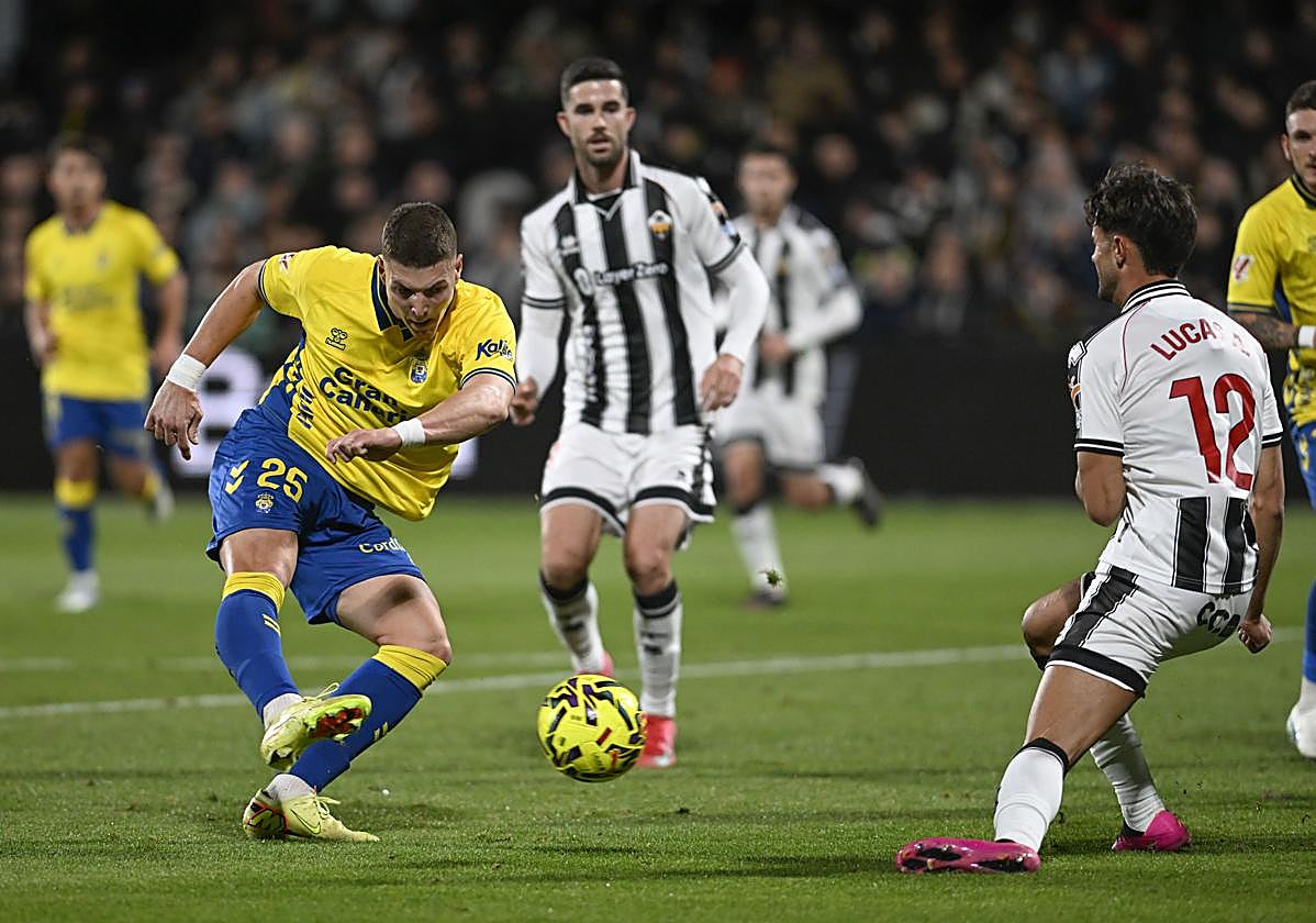 Imagen principal - Mucho Suero del Castellón para prolongar el maleficio amarillo