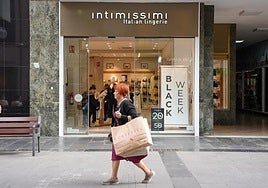 Numerosas personas aprovecharon ayer el día de apertura comercial en domingo para hacer compras navideñas.