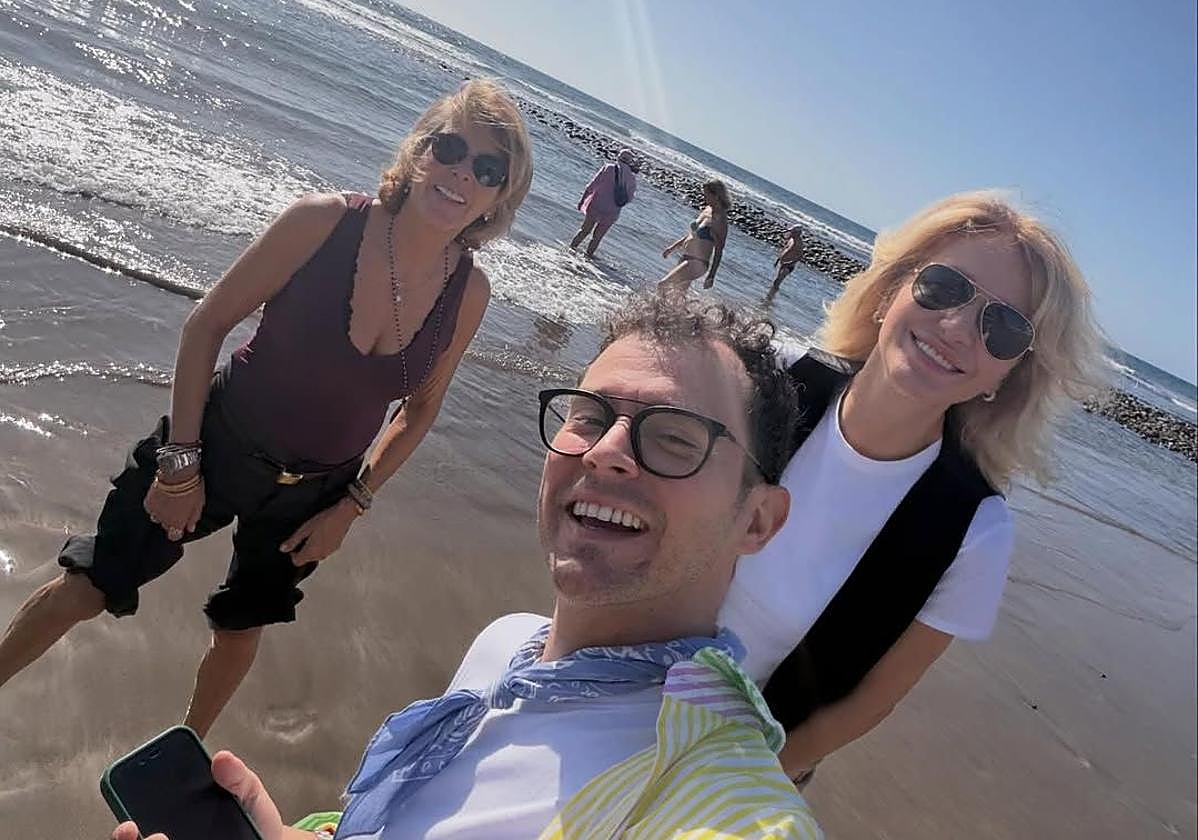 Susanna Griso, sonriente, disfruta de la playa en Gran Canaria.