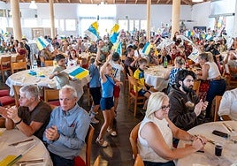 Ambiente festivo en el almuerzo de Navidad de CC en Tarajalejo.
