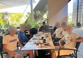 El presunto pederasta investigado, junto a menores en un restaurante.