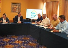 Oscar Hernández, con los representantes de AMF.