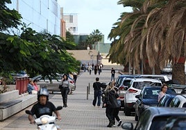 Imagen del caos que se genera junto a los juzgados en la capital grancanaria.