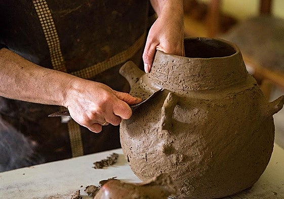 Una ceramista en pleno proceso.