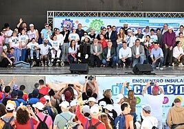 Foto de familia de cargos públicos con representantes de los centros participantes.