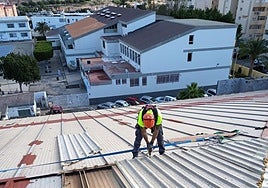 Operario en plena faena en la cubierta del pabellón Víctor Miranda.
