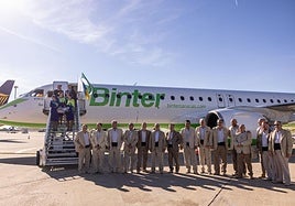 Imagen de familia antes de iniciar el vuelo a Sevilla.