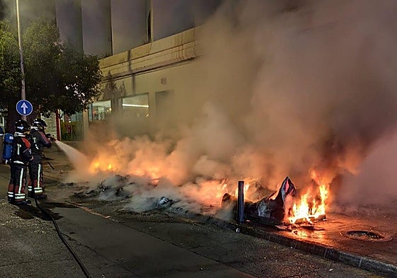 Efectivos trabajan en la extinción de uno de los fuegos ocasionados en la pasada noche en Arrecife.