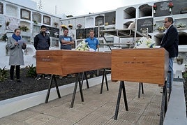 Imagen del momento del entierro.