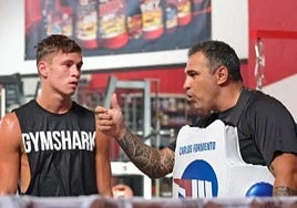 Hugo Micallef, listo para el combate por Campeonato Europeo del peso superligero, junto con el técnico grananario Carlos Formento.