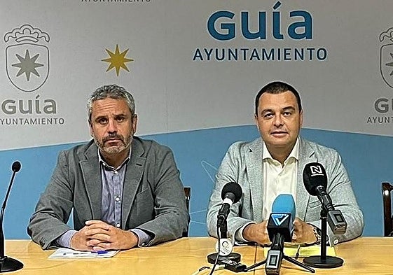 Alfredo Gonçalves, actual alcalde de Guía, y su antecesor, Pedro Rodríguez (derecha)