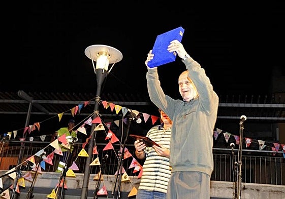 Imagen de archivo de Domingo Machín, Mingole, en un acto en que recibió un homenaje de su barrio.