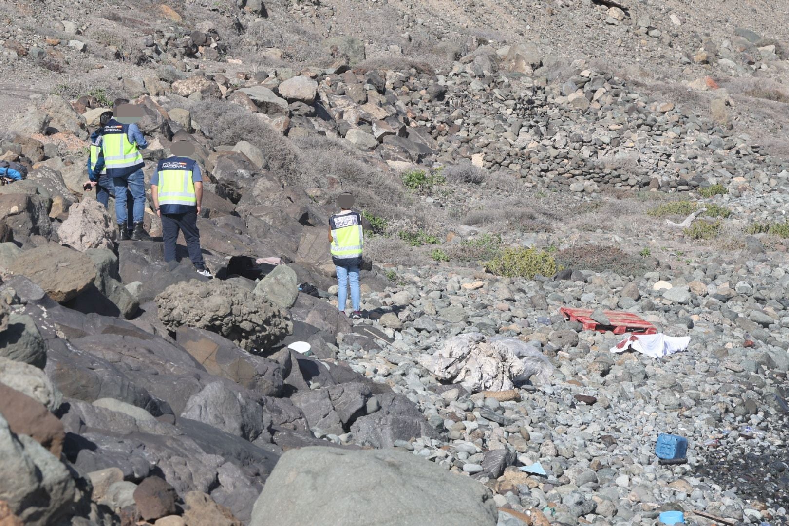 Las imágenes del hallazgo del cuerpo de un joven en la playa de Bocabarranco