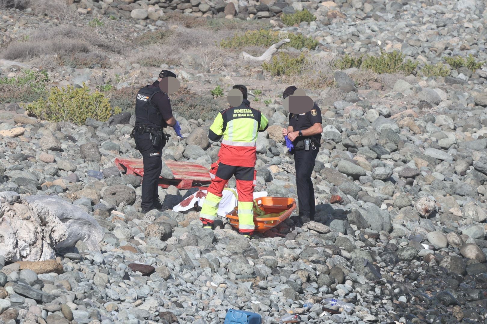 Las imágenes del hallazgo del cuerpo de un joven en la playa de Bocabarranco