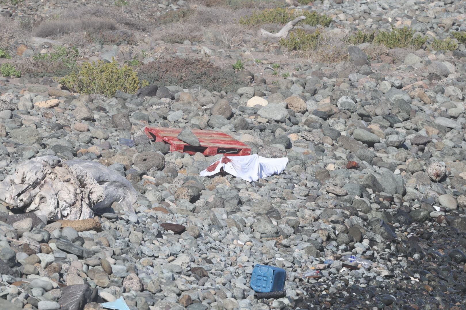 Las imágenes del hallazgo del cuerpo de un joven en la playa de Bocabarranco