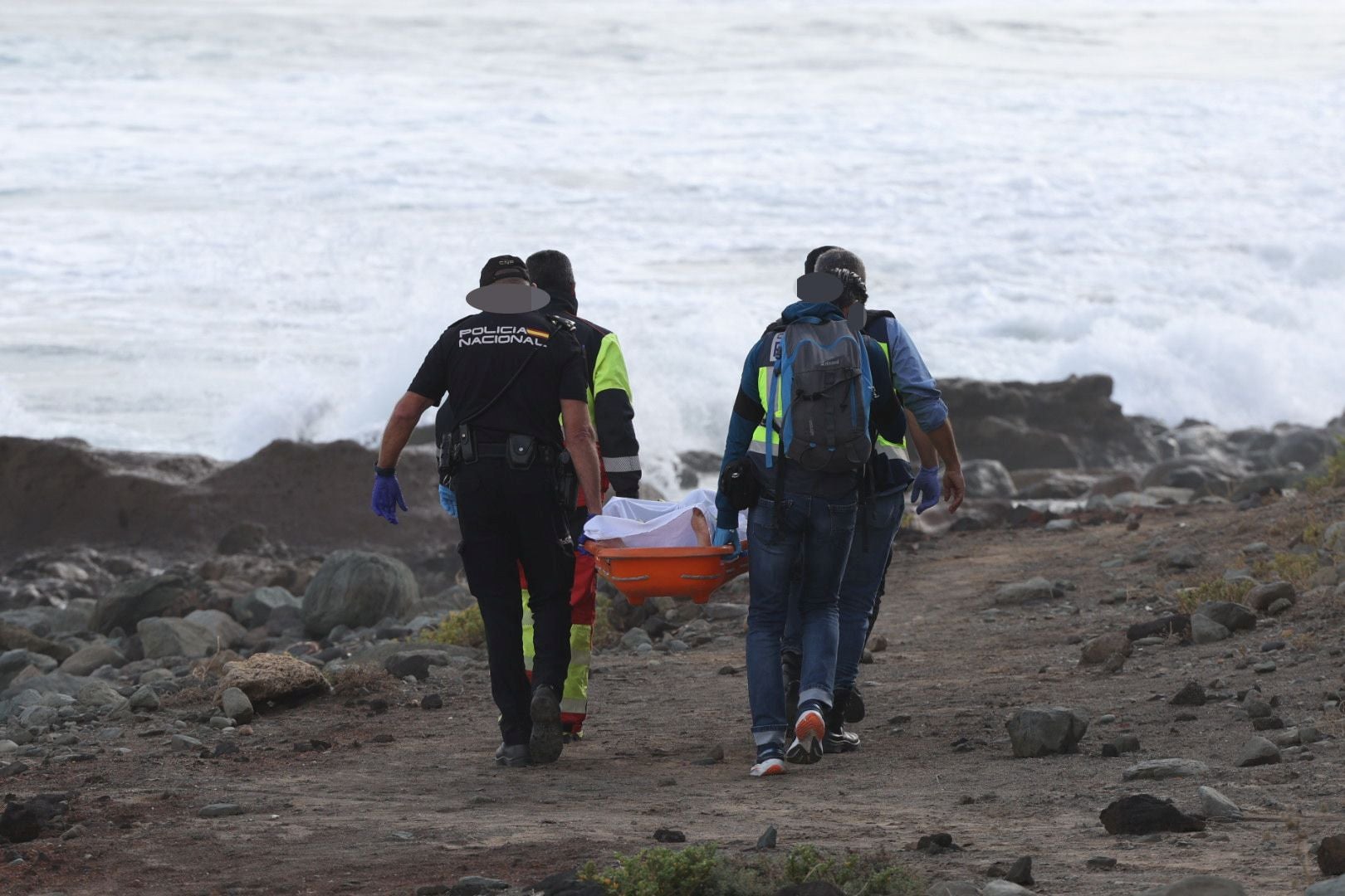 Las imágenes del hallazgo del cuerpo de un joven en la playa de Bocabarranco