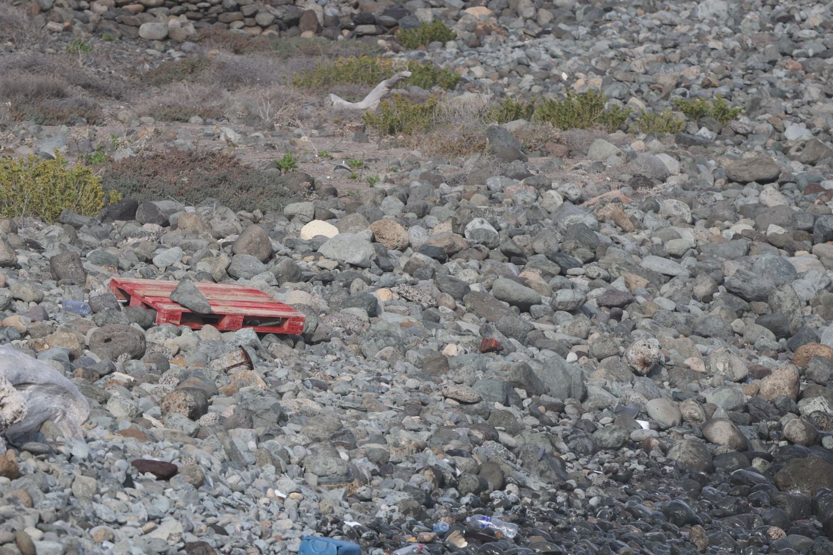 Las imágenes del hallazgo del cuerpo de un joven en la playa de Bocabarranco