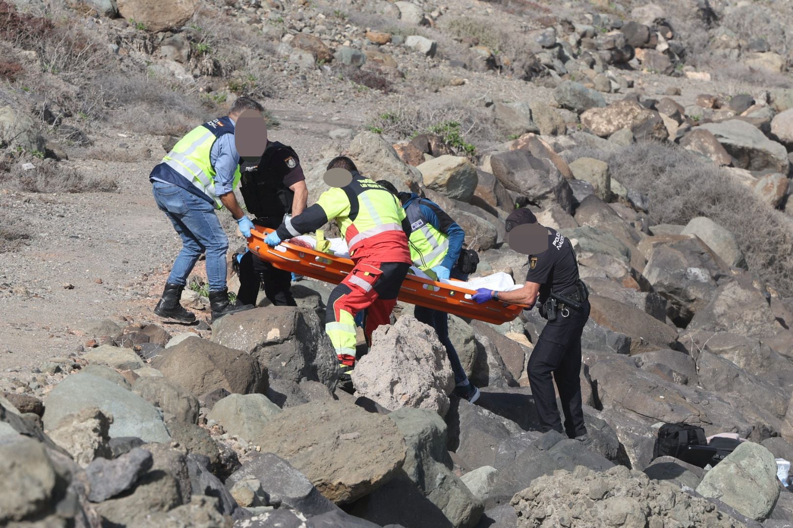 Las imágenes del hallazgo del cuerpo de un joven en la playa de Bocabarranco