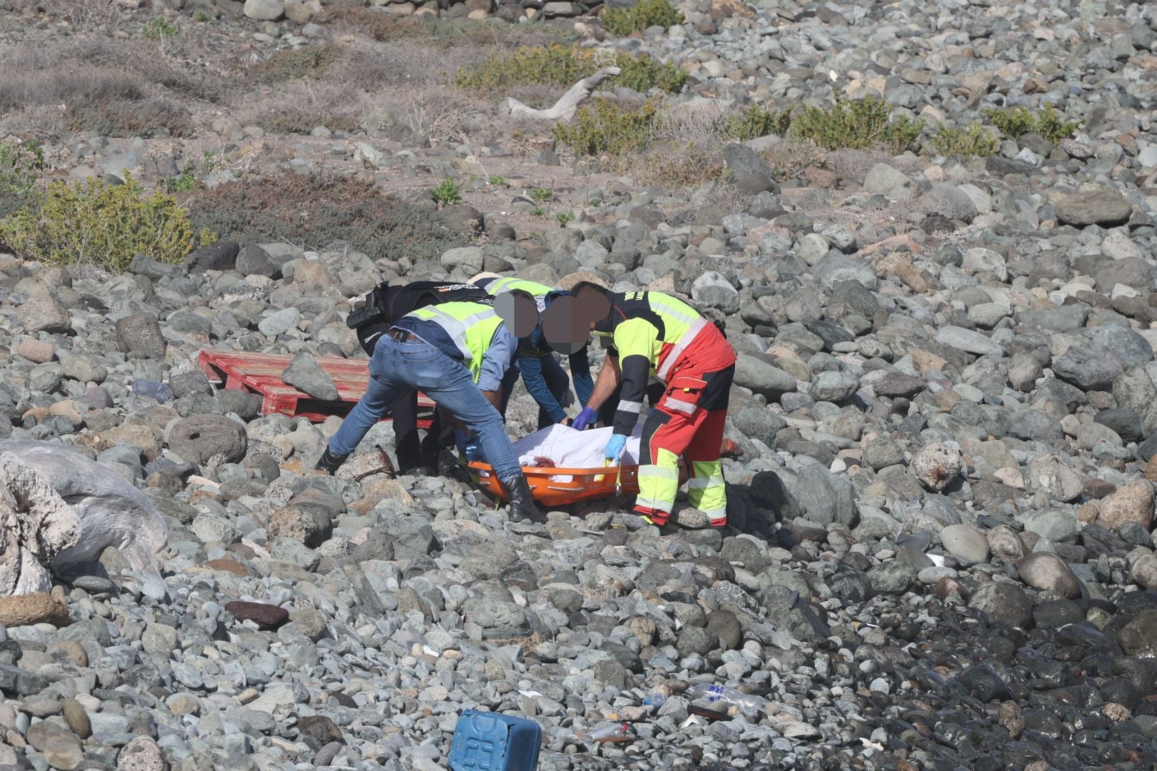 Las imágenes del hallazgo del cuerpo de un joven en la playa de Bocabarranco
