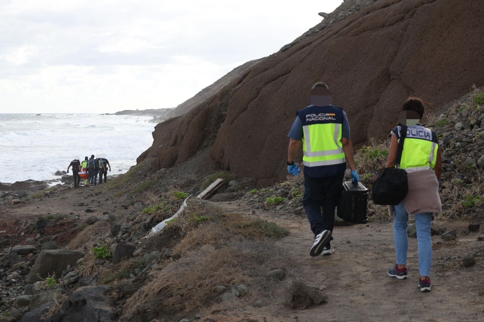 Las imágenes del hallazgo del cuerpo de un joven en la playa de Bocabarranco