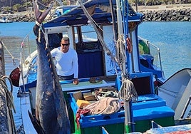 Tomás García, con el primer patudo de la temporada de 2023 en la cofradía de pescadores de Gran Tarajal.
