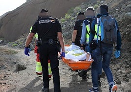 Agentes trasladan el cadáver en Bocabarranco.