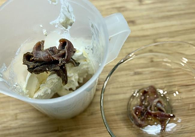 Añadimos las anchoas y la mayonesa