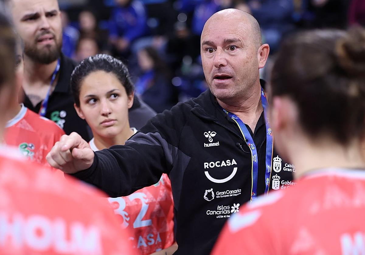 Carlos Herrera deja de ser entrenador del Rocasa Gran Canaria por motivos personales.