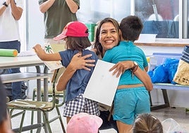 Maite Corujo, con escolares en un campamento pasado.