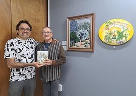 Felipe Juan y Juan Francisco Santana, junto a uno de esos diálogos creativos que forman parte de la muestra.