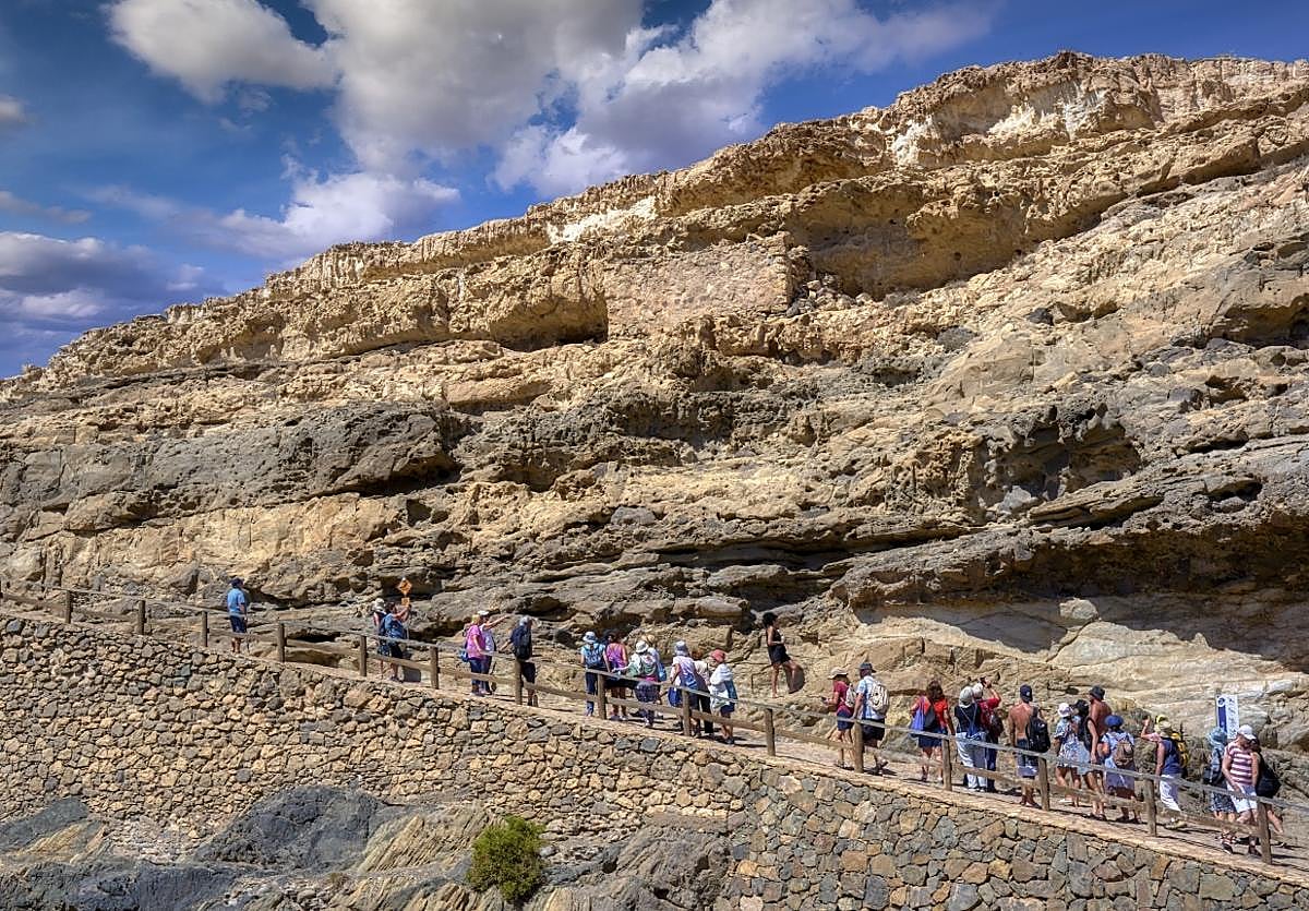 Trasiego diario del acceso a las Cuevas de Ajuy, en el municipio de Pájara.