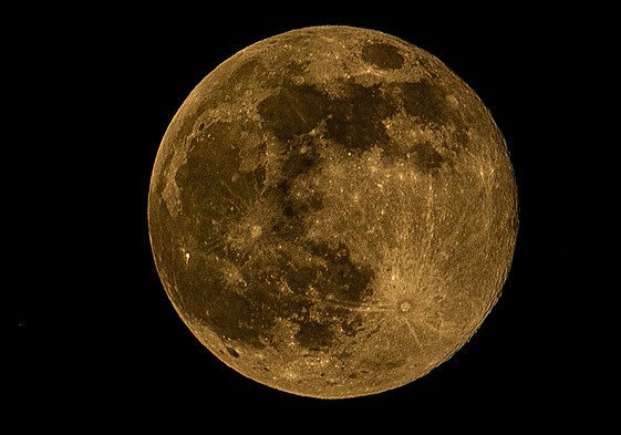 Imagen de una superluna en el cielo de Gran Canaria.