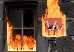 Metralleta en mano, casas en llamas y familias desahuciadas: así es el vídeo del polémico ataque a la consejera Jessica de León