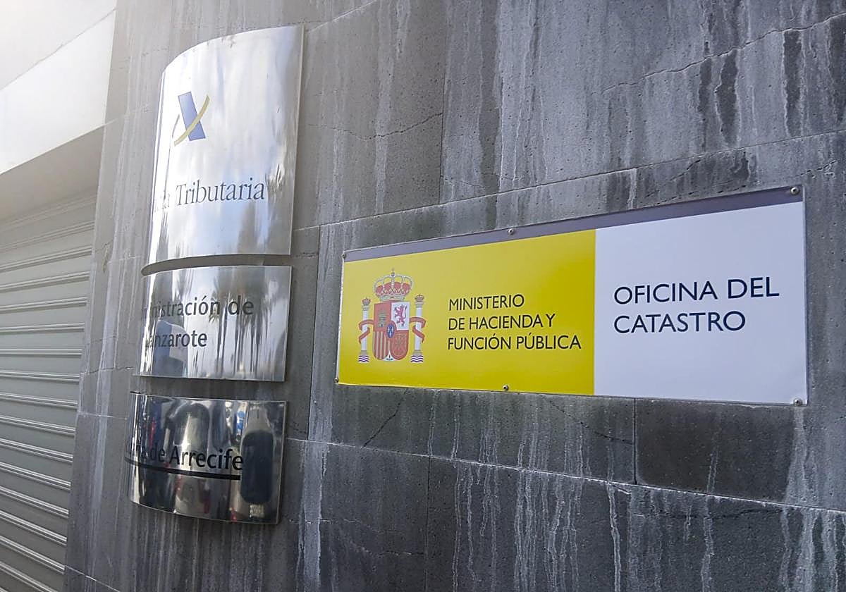 Agencia Tributaria en Arrecife, junto al Charco de San Ginés.