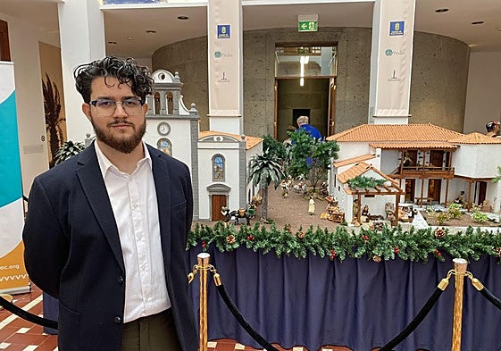 Ignacio Maya, junto a su belén canario expuesto en el patio del Faro de Maspalomas.