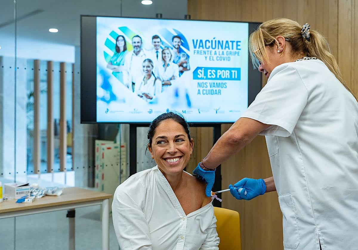 Una sanitaria canaria pinchando a una mujer recientemente.