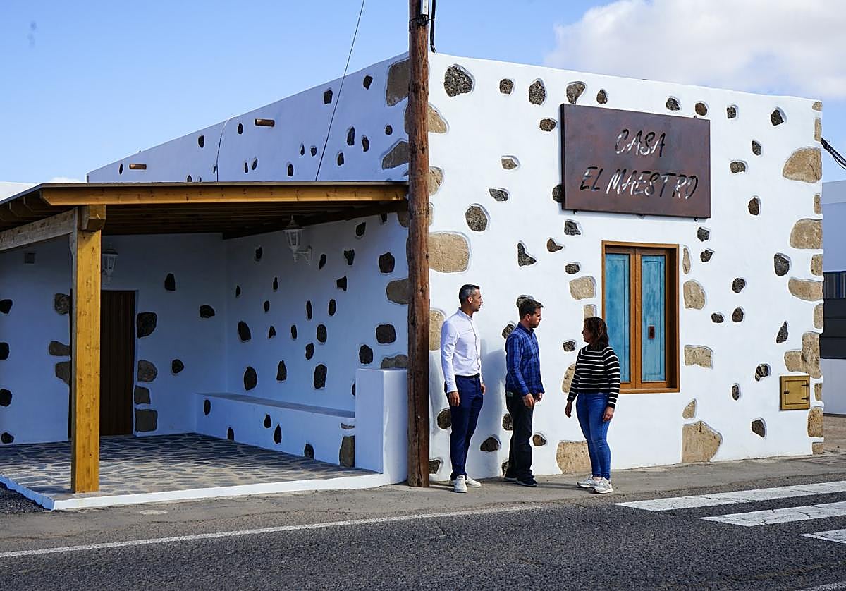 El alcalde Isaí Blanco y el concejal de Medio Ambiente y Turismo, David Fajardo, en la vivienda recién terminada de rehabilitar.