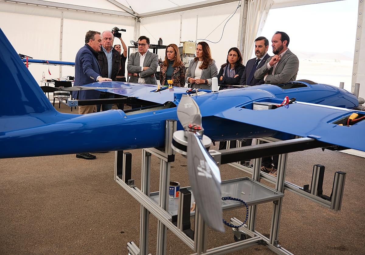 Eduardo Pereira, gerente del Parque Tecnológico de Fuerteventura, explica los detalles de las aeronaves no tripuladas a la delegación institucional que acompañó a Virginia Barcones.