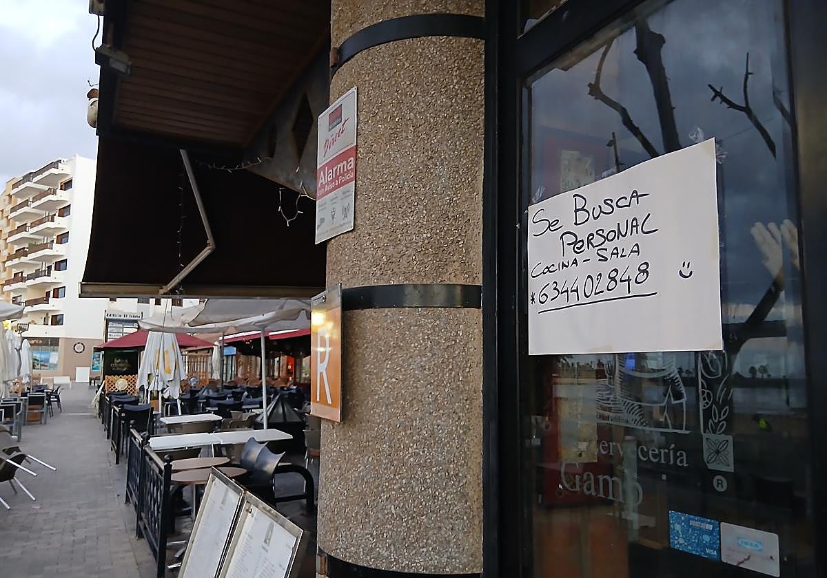 Cartel de una entidad que busca personal en Arrecife.